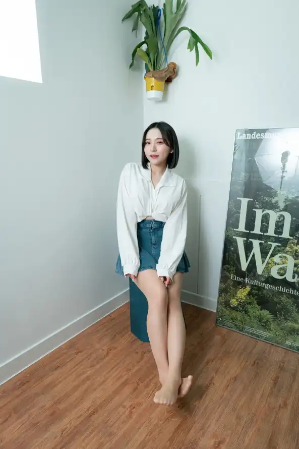 4k休闲壁纸 - 光脚 - 女性 - 室内「哲风壁纸」