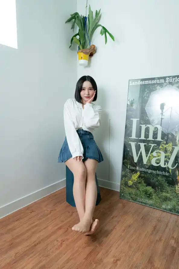 4k光脚壁纸 - 女性 - 居家 - 海报「哲风壁纸」