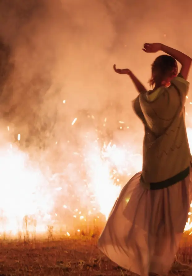 4k动态壁纸 - 夜景 - 女子 - 户外「哲风壁纸」