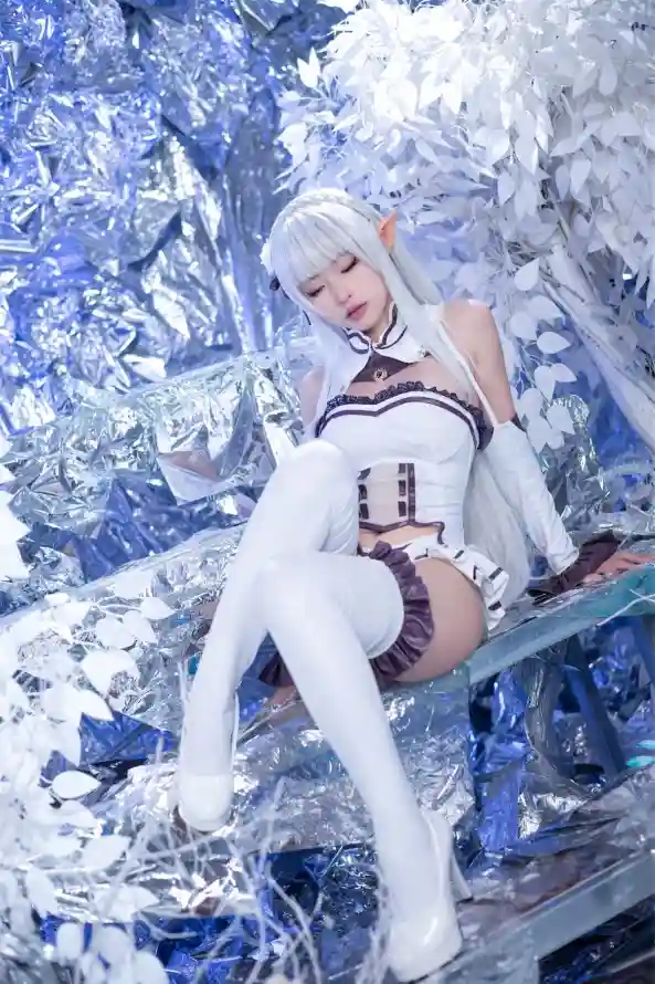 4k坐姿壁纸 - 白色 - 蓝白 - 银发「哲风壁纸」