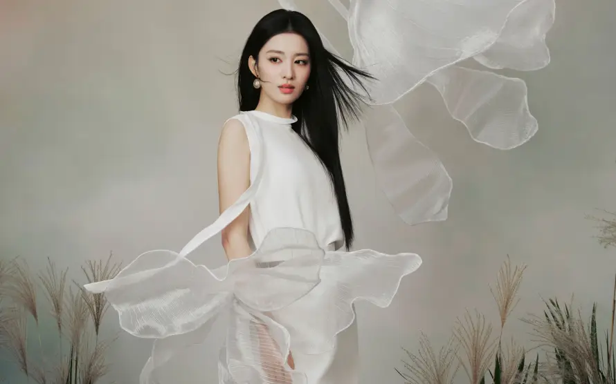 4k优雅壁纸-浅灰背景 - 草-白衣女性壁纸推荐「哲风壁纸」