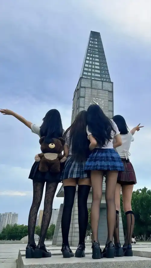 4k建筑壁纸 - 短裙 - 蓝天 - 闺蜜「哲风壁纸」