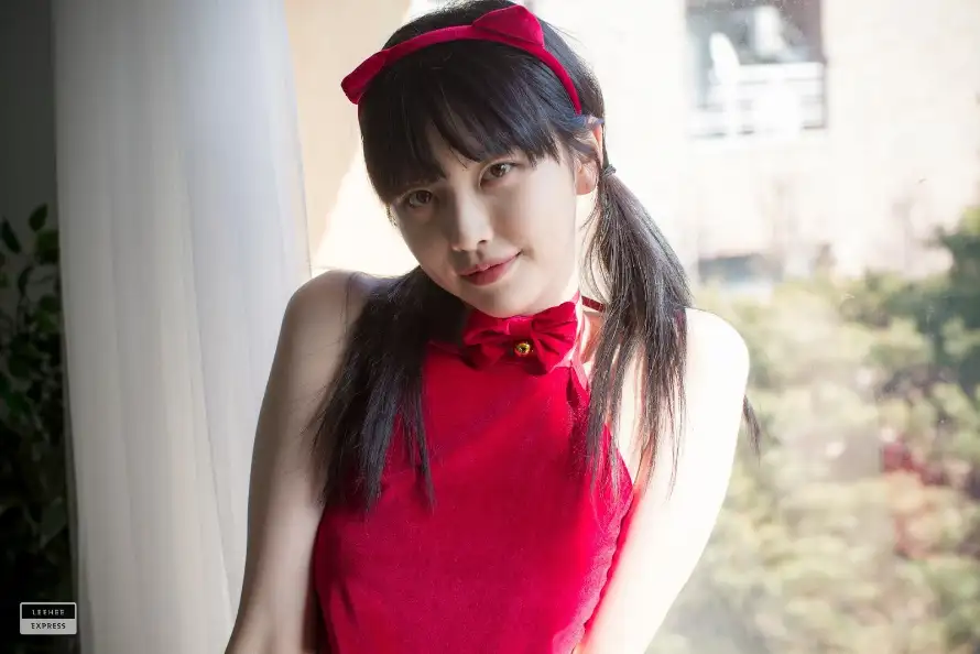 2k中式壁纸-旗袍元素和发带-红衣女孩壁纸分享「哲风壁纸」