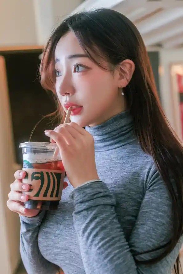 4k休闲壁纸 - 吸管 - 咖啡 - 女性「哲风壁纸」