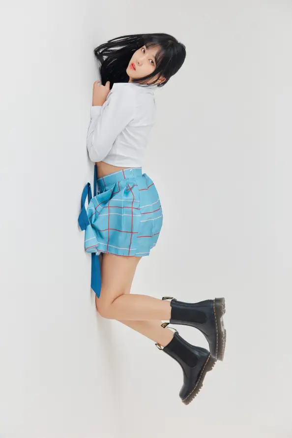 4k写真壁纸 - 短裙 - 倚靠墙面 - 时尚穿搭「哲风壁纸」