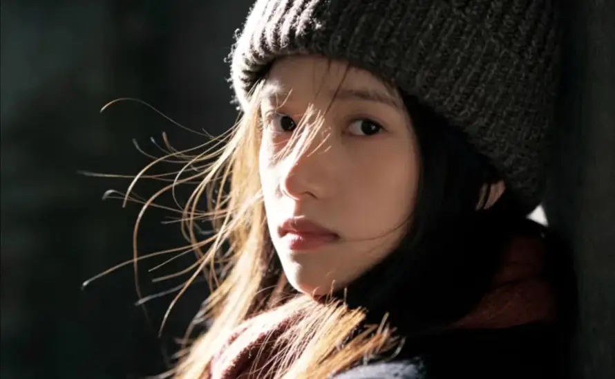 4k侧脸壁纸 - 光影 - 发丝 - 围巾「哲风壁纸」