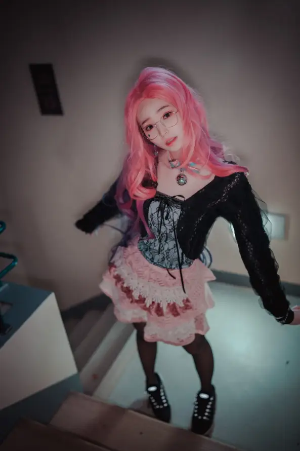 4k少女壁纸 - 黑丝 - 个性妆容 - 室内楼梯「哲风壁纸」