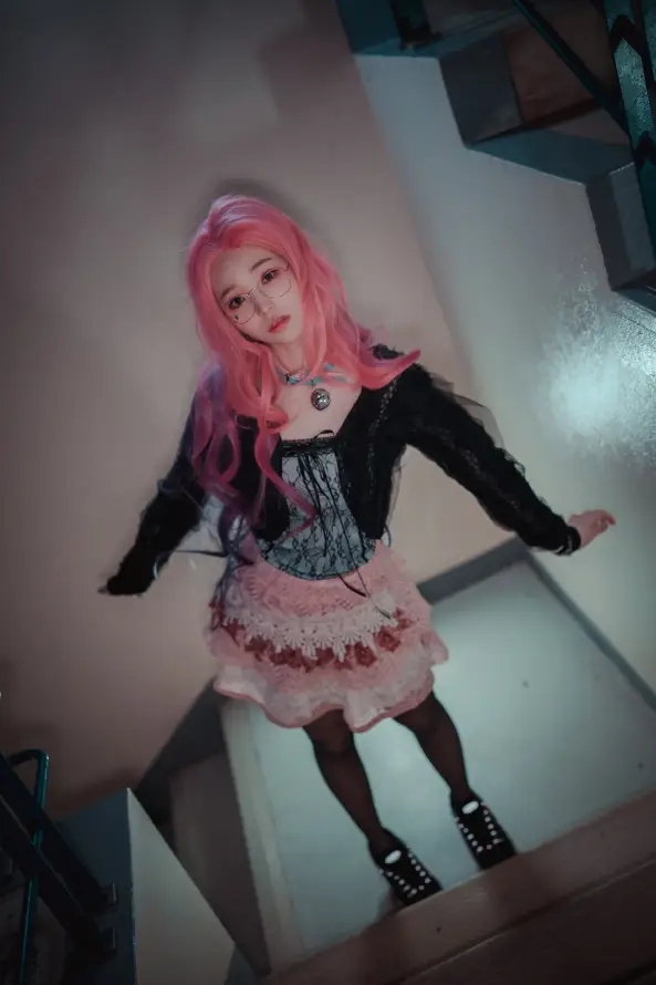 4k可爱壁纸 - 室内 - 少女 - 楼梯「哲风壁纸」