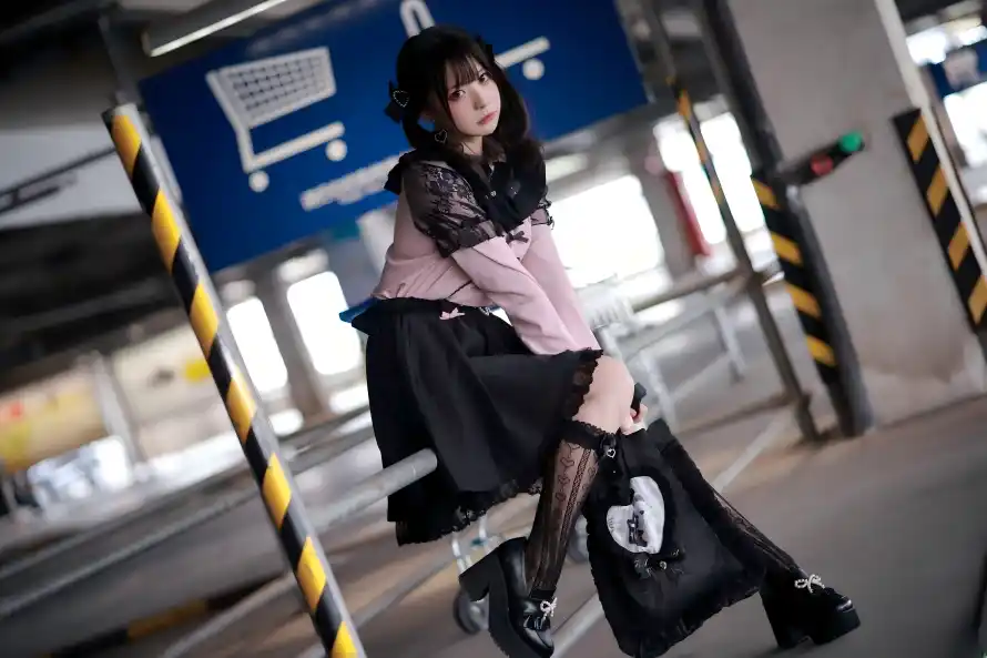 4k站姐壁纸 - 美女 - 黑丝 - 停车场「哲风壁纸」