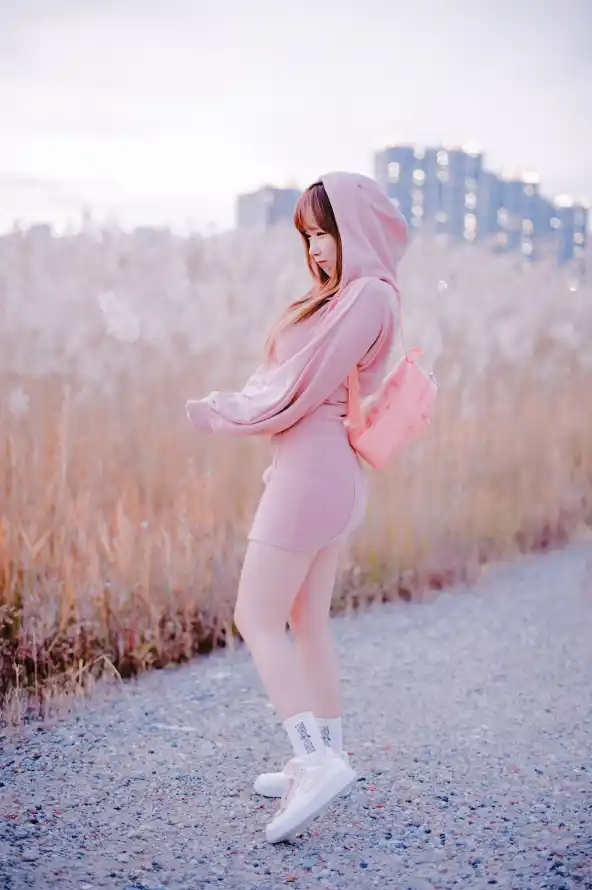 4k女孩壁纸 - 短裙 - 黄昏 - 休闲风「哲风壁纸」