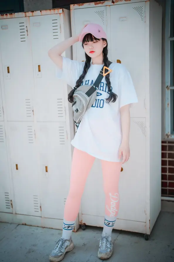 4k写真壁纸 - 女孩 - 户外 - 储物柜「哲风壁纸」