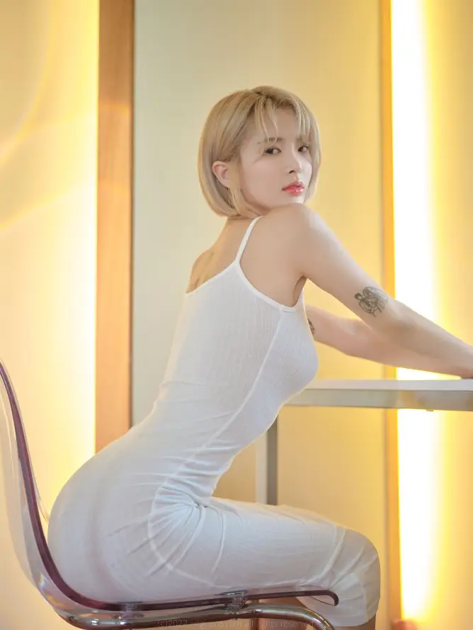 4k坐姿壁纸 - 纹身 - 魅力 - 紧身裙「哲风壁纸」