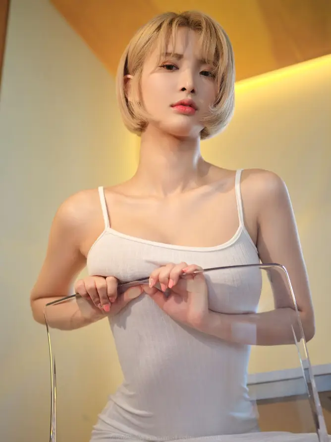 4k暖光壁纸 - 休闲时光 - 优雅姿态 - 室内环境「哲风壁纸」