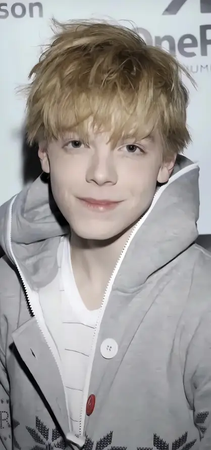 4k青春壁纸 - 帅气 - 微笑 - 金发「哲风壁纸」