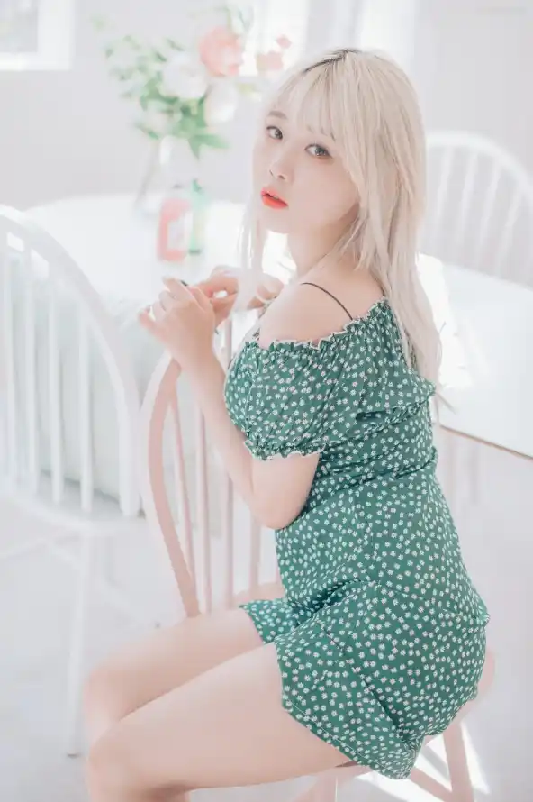 4k可爱壁纸 - 坐姿 - 室内 - 清新「哲风壁纸」