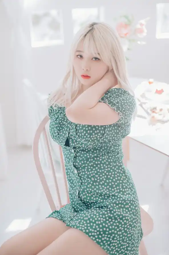 4k坐姿壁纸 - 室内 - 清新 - 温柔「哲风壁纸」