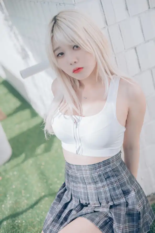 4k坐姿壁纸 - 户外 - 红唇 - 草地「哲风壁纸」