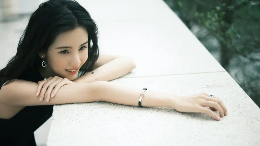 4k优雅壁纸 - 微笑 - 戒指 - 户外「哲风壁纸」