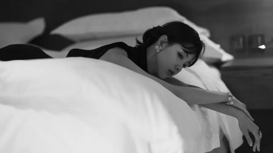 4k优雅壁纸 - 单色 - 卧姿 - 床品「哲风壁纸」