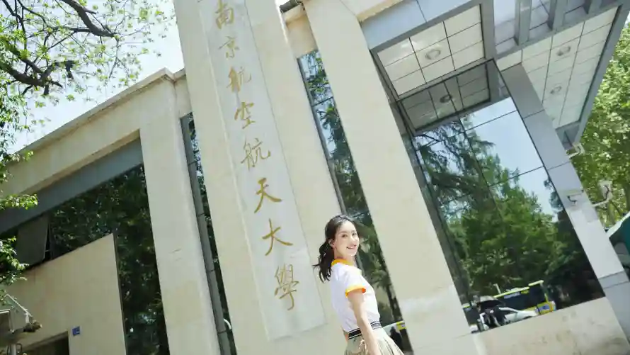 5k建筑壁纸-大学生 - 晴天-校园写真免费下载「哲风壁纸」