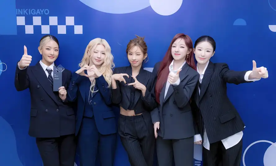 5k比心壁纸-idle壁纸和点赞-团体合照免费下载「哲风壁纸」