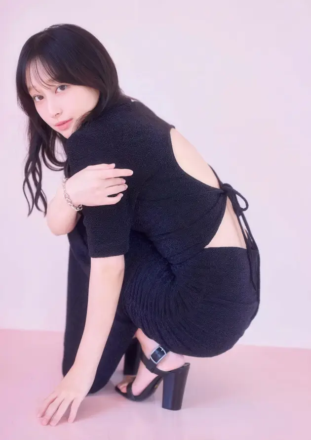 4k蹲姿壁纸 - 露背装 - 优雅姿态 - 壁纸写真「哲风壁纸」