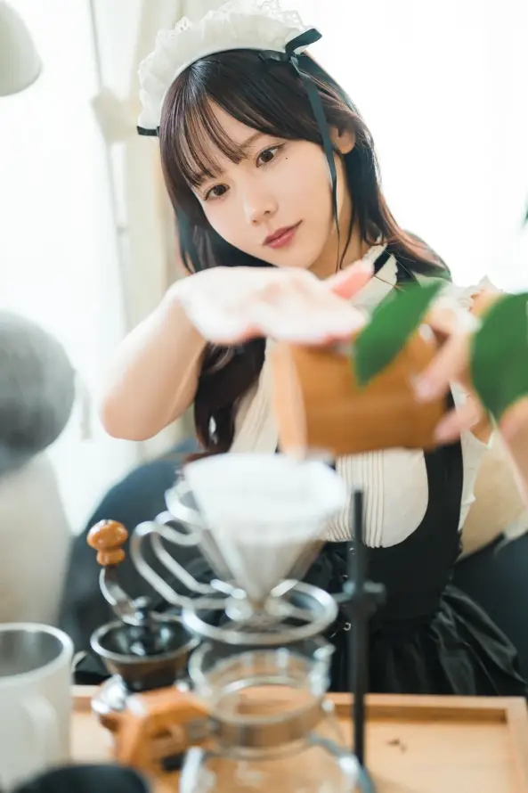 4k咖啡壁纸 - 围裙 - 女孩 - 室内「哲风壁纸」