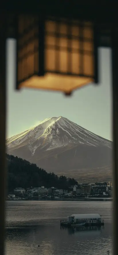 4k夜景壁纸 - 山峰 - 村庄 - 水面「哲风壁纸」