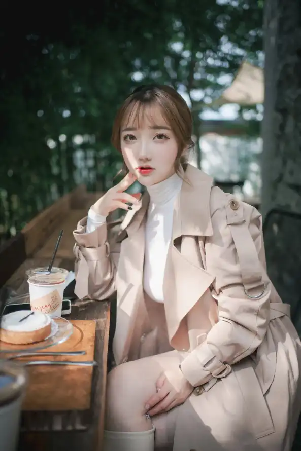 4k休闲壁纸 - 咖啡 - 坐姿 - 户外「哲风壁纸」