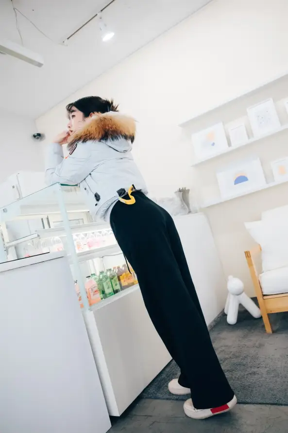 4k休闲壁纸 - 冰箱 - 女生 - 室内「哲风壁纸」