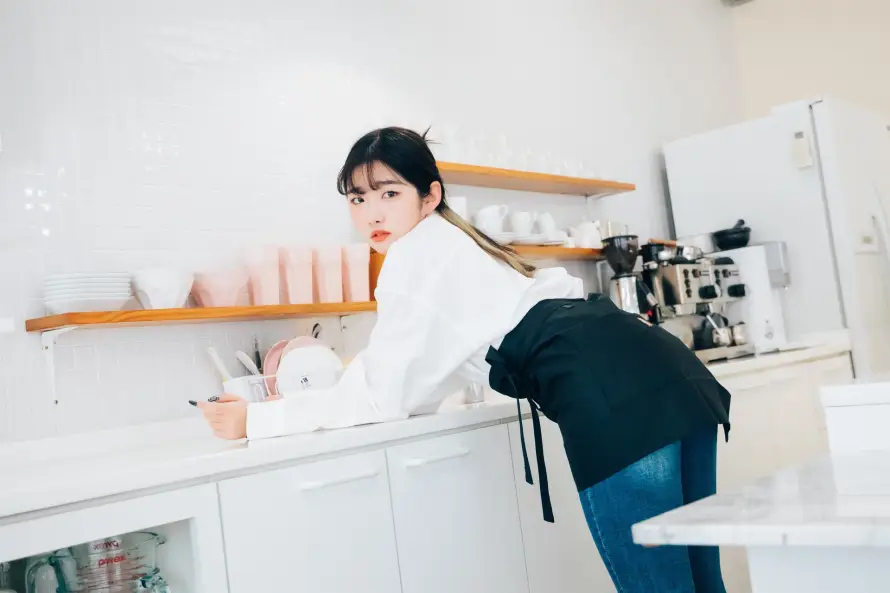 4k吧台壁纸 - 围裙 - 女生 - 室内「哲风壁纸」