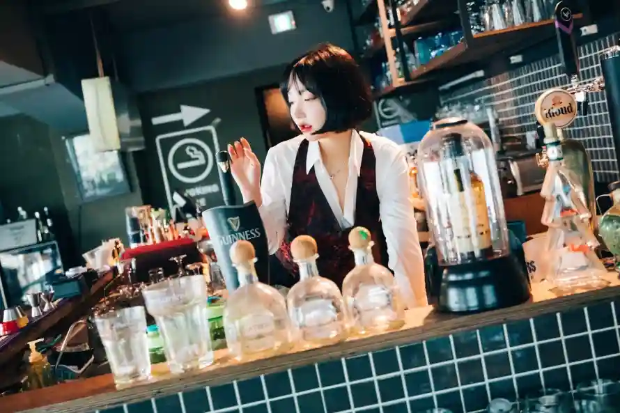 4k吧台壁纸 - 灯光 - 白色 - 酒具「哲风壁纸」