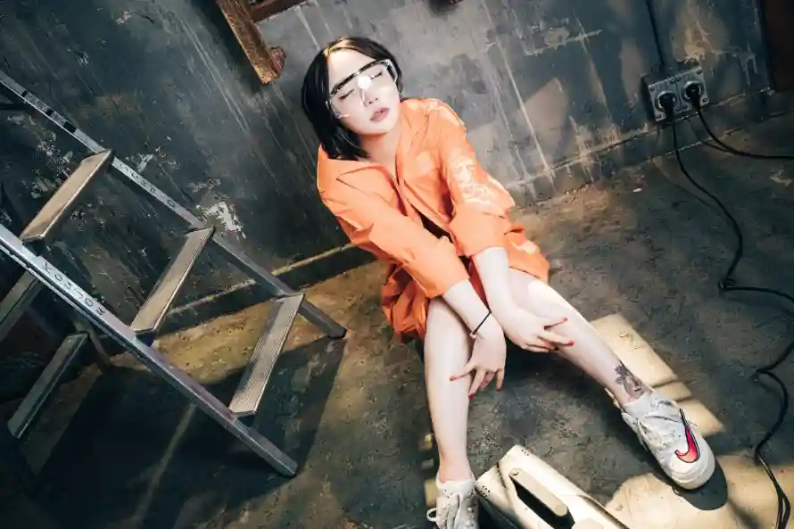 2k光影壁纸-修理工与室内-工装美女免费下载「哲风壁纸」