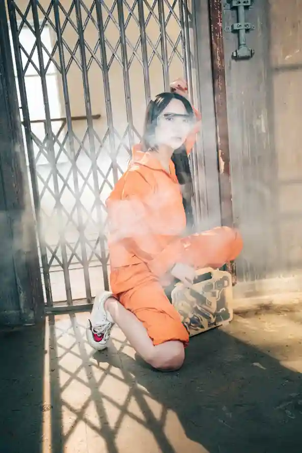 4k光影壁纸 - 烟雾 - 美女 - 蹲姿「哲风壁纸」