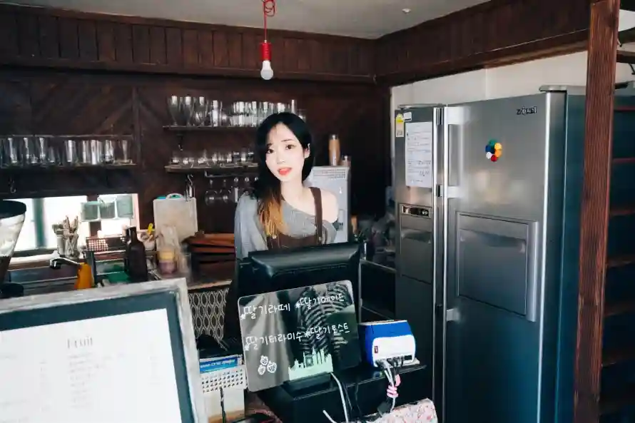 4k冰箱壁纸 - 吧台 - 酒杯 - 咖啡厅「哲风壁纸」