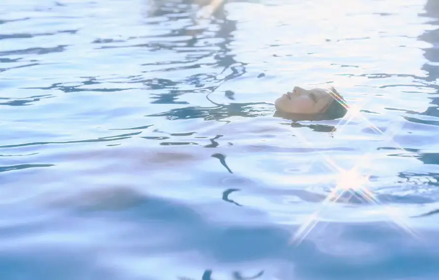 4k休闲壁纸-宋雨琦和夏日-泳池场景壁纸分享「哲风壁纸」