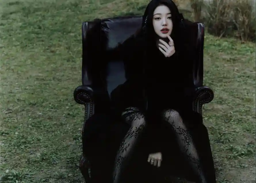 4k优雅壁纸 - 坐姿 - 户外 - 时尚「哲风壁纸」