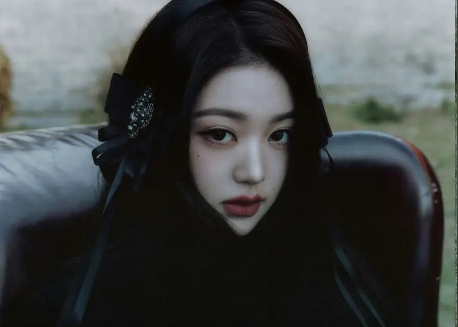 4k椅子壁纸 - 红唇 - 美女 - 草地「哲风壁纸」