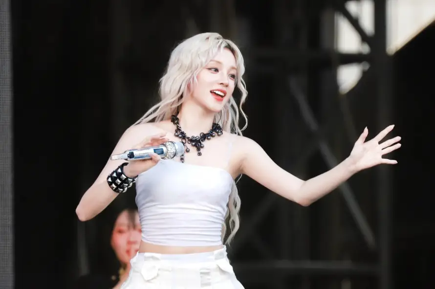 4k卷发壁纸 - 歌手 - 活力 - 表演「哲风壁纸」 4k卷发壁纸 - 歌手 - 活力 - 表演「哲风壁纸」