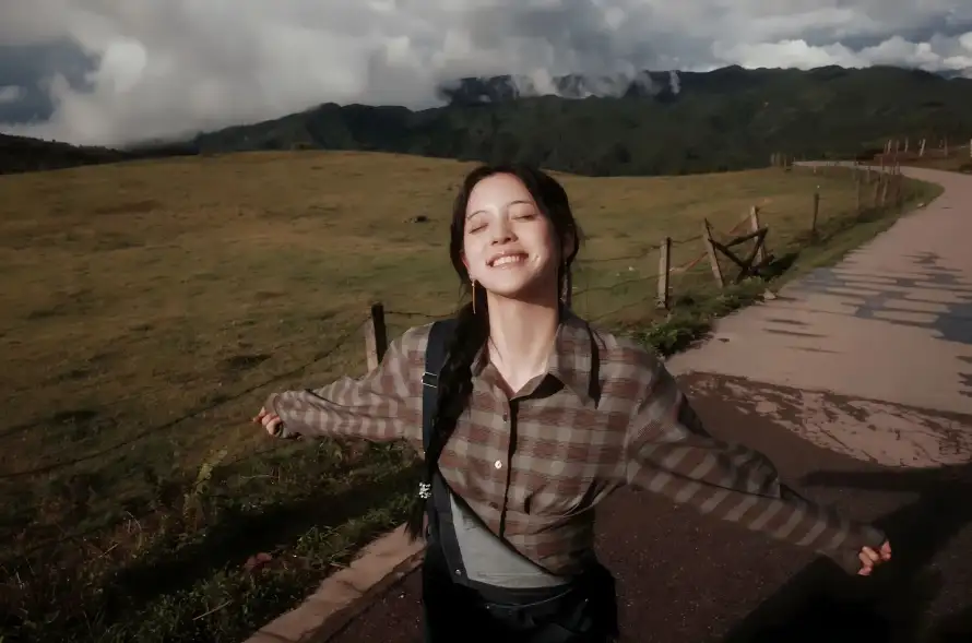 4k云朵壁纸-格子衬衫壁纸和户外-欧阳娜娜热门的壁纸「哲风壁纸」