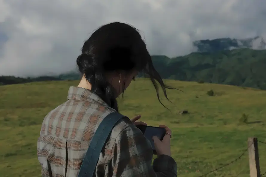 4k云朵壁纸-格子衬衫 - 山丘-欧阳娜娜壁纸分享「哲风壁纸」