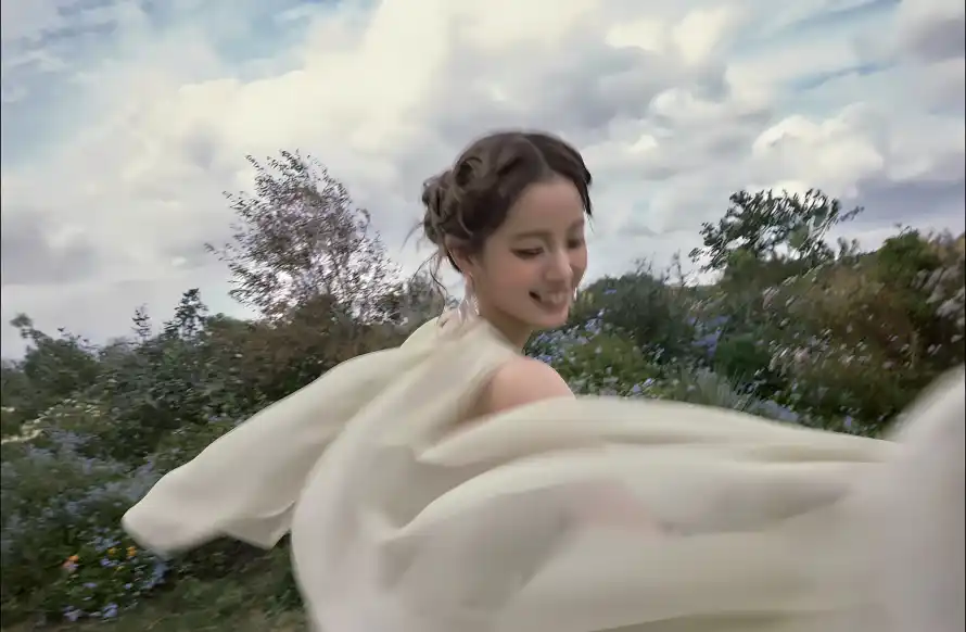 2k天空壁纸-欧阳娜娜 - 微笑-自然风景壁纸推荐「哲风壁纸」