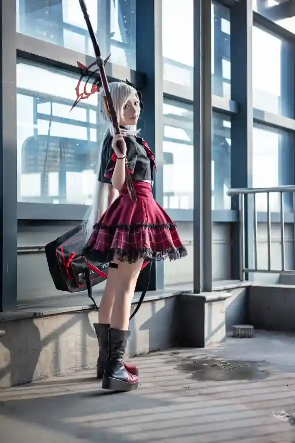 4k户外壁纸 - 武器 - 红色 - 银发「哲风壁纸」