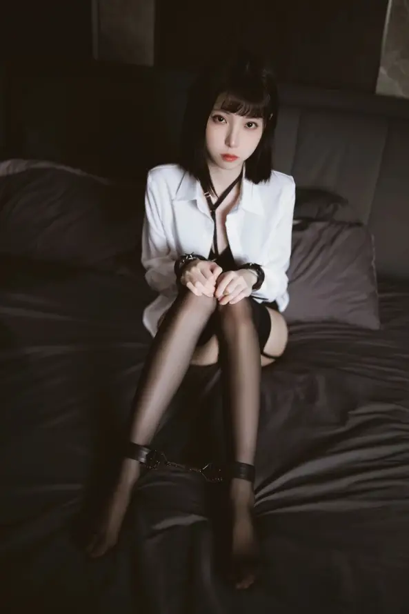 4k坐姿壁纸 - 室内 - 居家 - 床上「哲风壁纸」