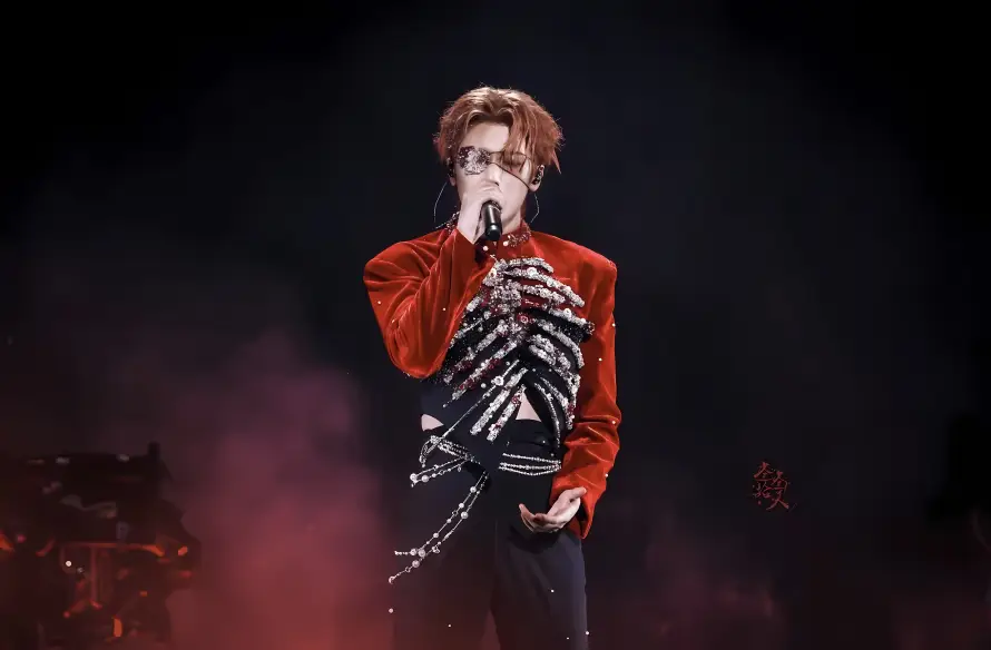 4k烟雾壁纸 - 严浩翔 - 演唱会 - 麦克风「哲风壁纸」