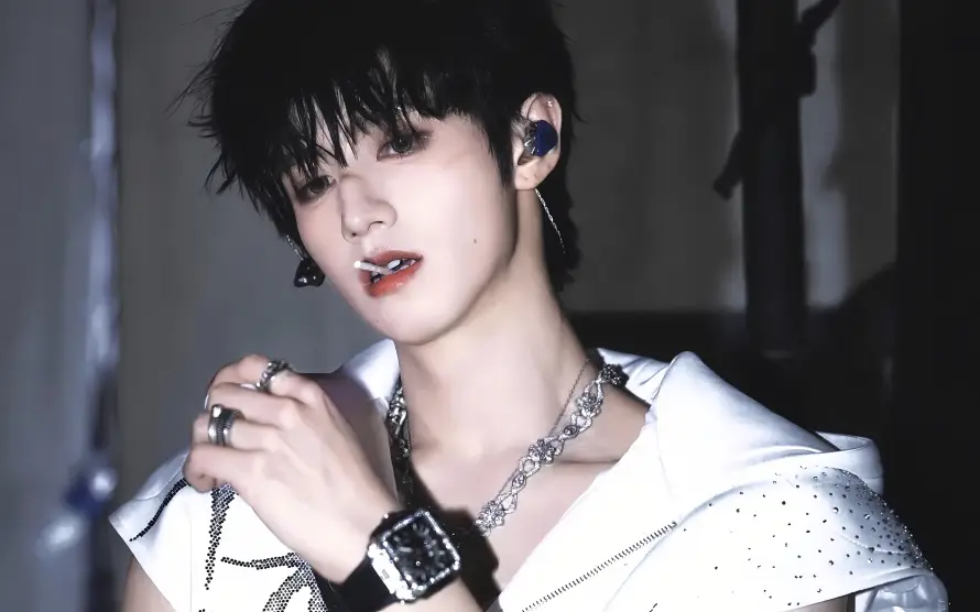 5k妆容壁纸-暗黑风壁纸和手表-白色上衣热门的壁纸「哲风壁纸」