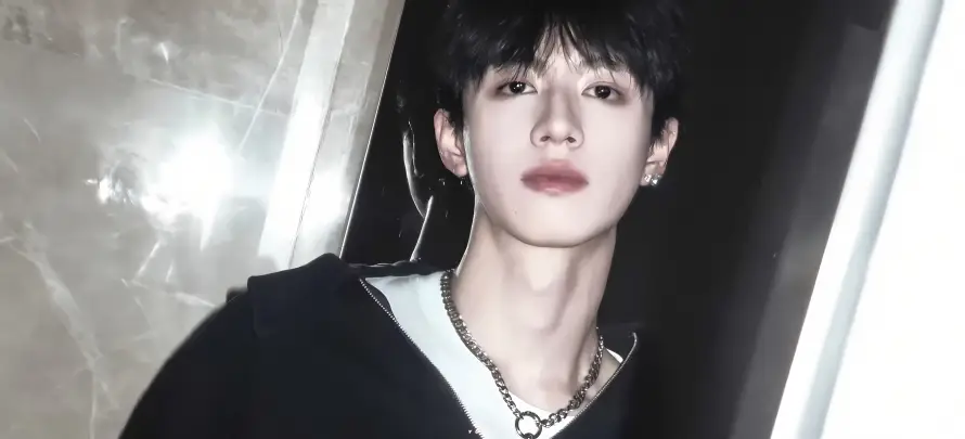 5k偶像壁纸-朱志鑫 - 墙面-黑色上衣壁纸分享「哲风壁纸」