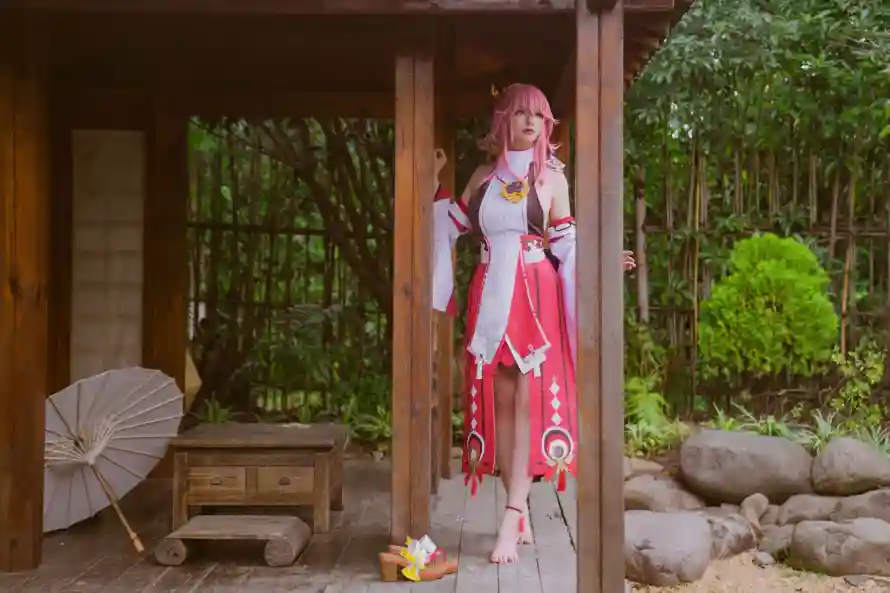 4k古风壁纸 - 户外 - 木柱 - 石凳「哲风壁纸」