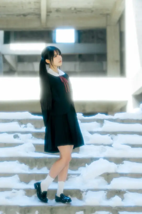 4k冬日壁纸 - 女生 - 建筑 - 楼梯「哲风壁纸」