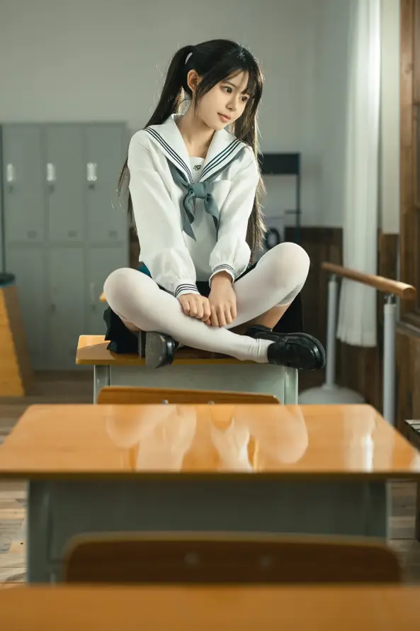 4k坐姿壁纸 - 学生 - 少女 - 教室「哲风壁纸」